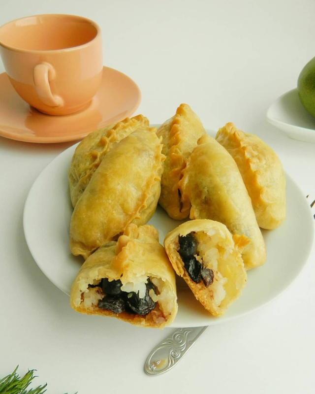 Пирожки с рисом и изюмом