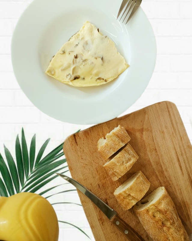 Скрэмбл с моцареллой, ветчиной и томатами