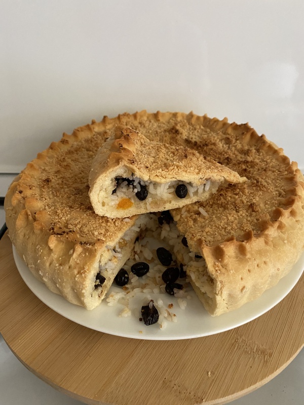 Пирог с рисом и изюмом