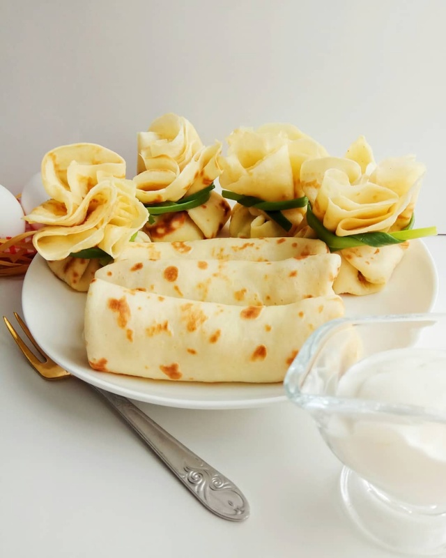Блинчики с начинкой из яиц и лука
