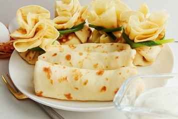 Блинчики с начинкой из яиц и лука