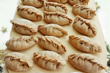Вареники с творогом и луком