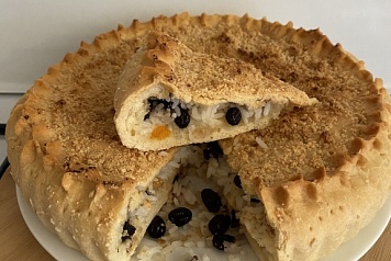 Пирог с рисом и изюмом