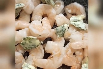 Креветки с зеленым маслом