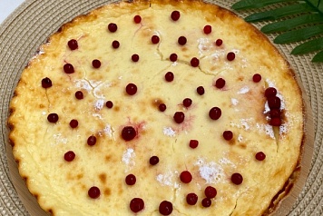 Сметанный пирог с брусникой