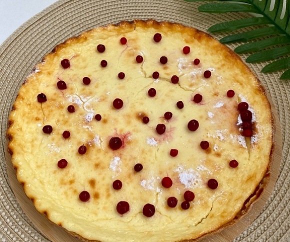 Сметанный пирог с брусникой