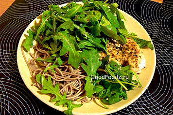 Куриная грудка с зеленым салатом