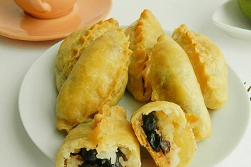 Пирожки с рисом и изюмом